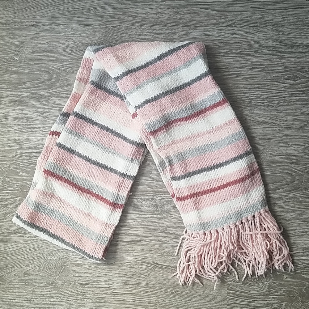 🔴NWOT Vintage Gray, pink, red, white knit scarf with fringe. One size.